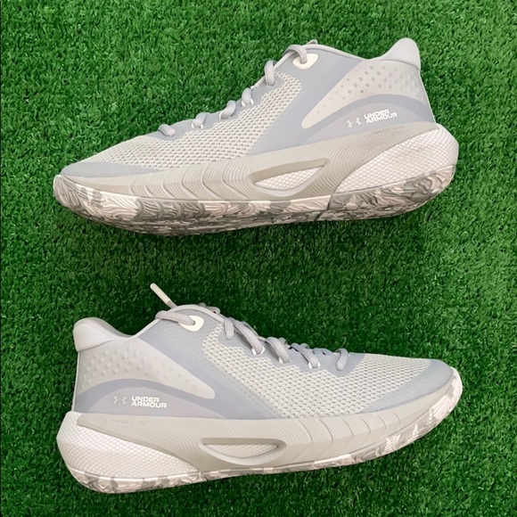 BRAND NEW! Women’s UA HOVR Breakthru Basketball shoe sz 9.5 - Picture 1 of 4